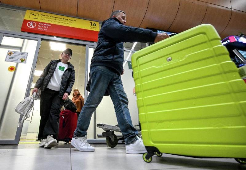 Нас выселяют. Как россияне возвращаются c Ближнего Востока