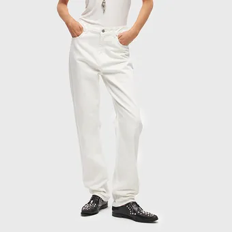 Почему на весну-2026 тебе просто необходимы белые джинсы