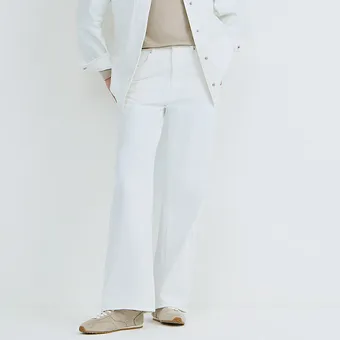 Почему на весну-2026 тебе просто необходимы белые джинсы