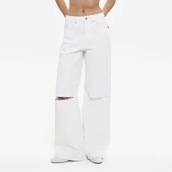 Почему на весну-2026 тебе просто необходимы белые джинсы