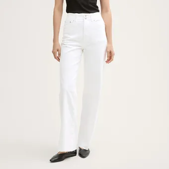 Почему на весну-2026 тебе просто необходимы белые джинсы