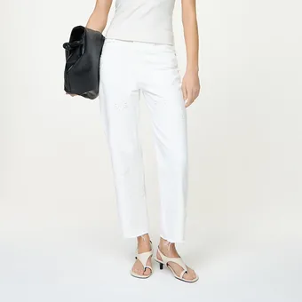 Почему на весну-2026 тебе просто необходимы белые джинсы