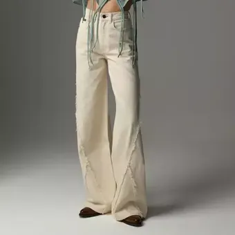 Почему на весну-2026 тебе просто необходимы белые джинсы