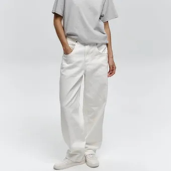 Почему на весну-2026 тебе просто необходимы белые джинсы