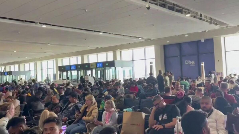 Туристы из Крыма ждут открытия неба над ОАЭ, чтобы вернуться в Россию