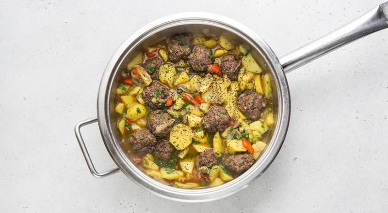 Тушеная картошка с фрикадельками, пошаговый рецепт с фото на 532 ккал