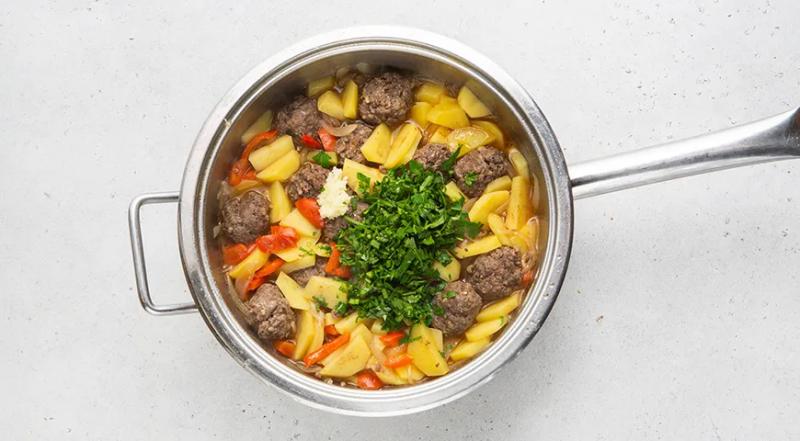Тушеная картошка с фрикадельками, пошаговый рецепт с фото на 532 ккал