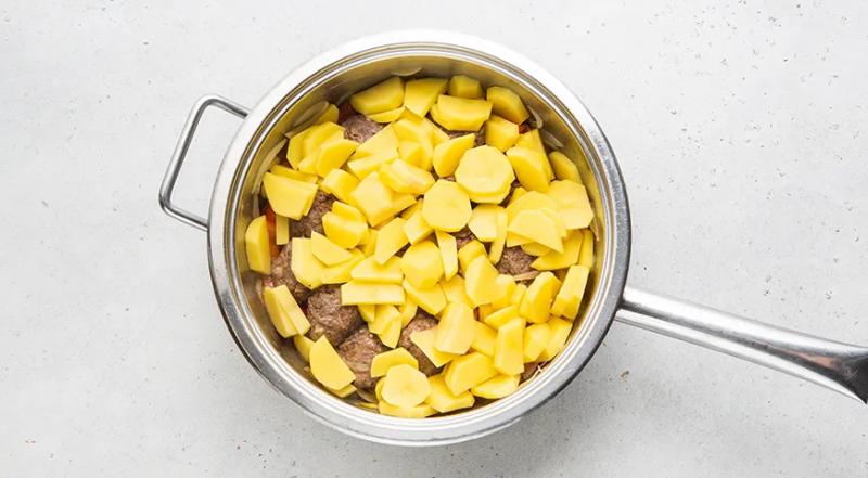 Тушеная картошка с фрикадельками, пошаговый рецепт с фото на 532 ккал