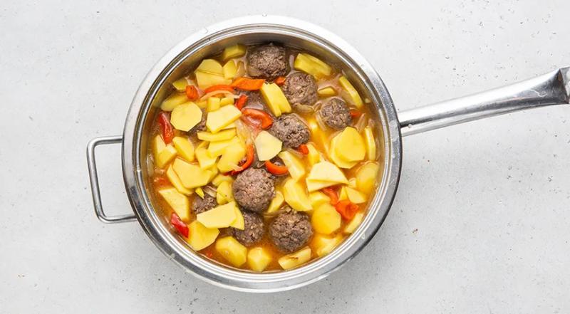 Тушеная картошка с фрикадельками, пошаговый рецепт с фото на 532 ккал