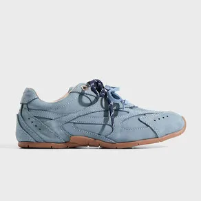 10 пар &laquo;деликатных&raquo; кроссовок &ndash; это самая трендовая модель весны-2026