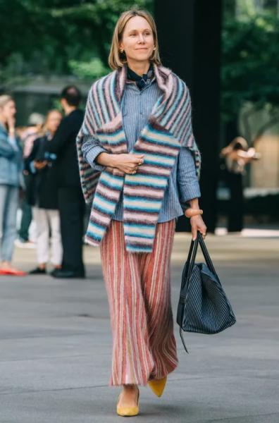 7 стильных способов носить рубашку в полоску весной-2026