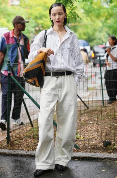 7 стильных способов носить рубашку в полоску весной-2026