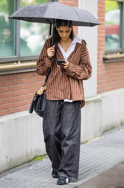 7 стильных способов носить рубашку в полоску весной-2026