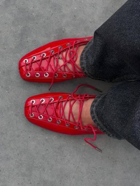 Балетки со шнуровкой: так выглядит самая модная обувь лета 2026