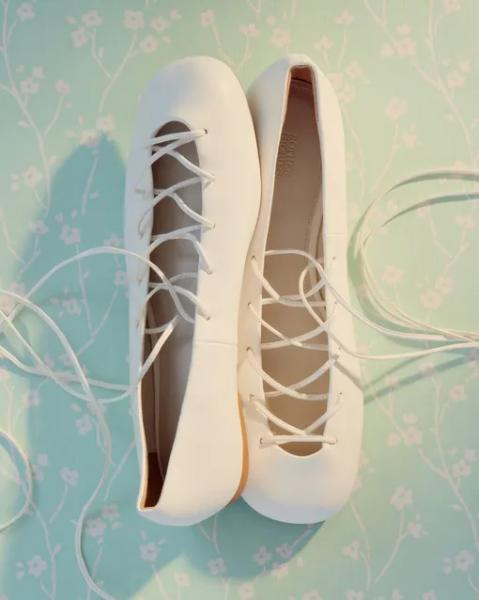 Балетки со шнуровкой: так выглядит самая модная обувь лета 2026