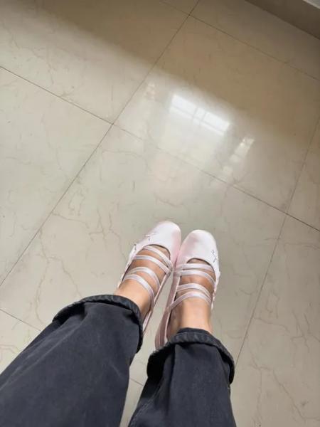 Балетки со шнуровкой: так выглядит самая модная обувь лета 2026