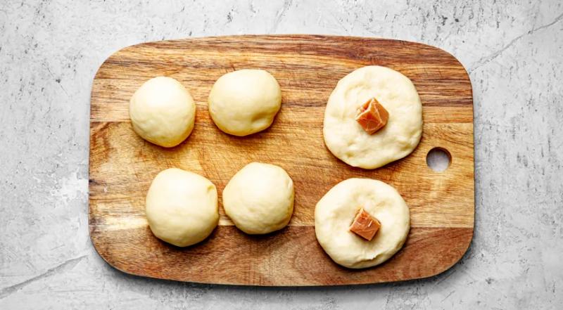 Булочки с конфетами, пошаговый рецепт с фото на 340 ккал