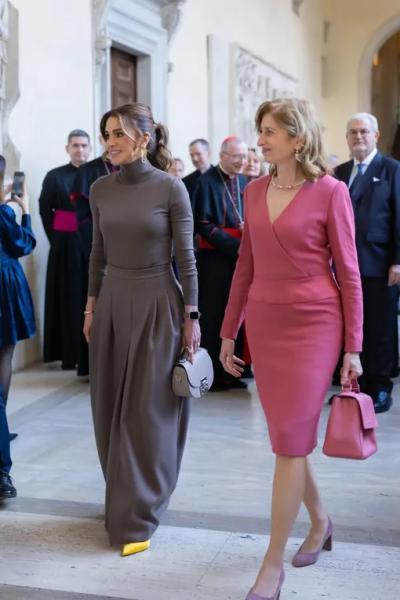 Элегантные брюки-баллоны: пример образа от королевы Рании