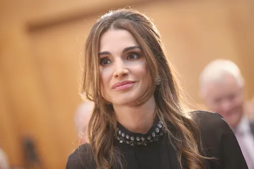 Элегантные брюки-баллоны: пример образа от королевы Рании