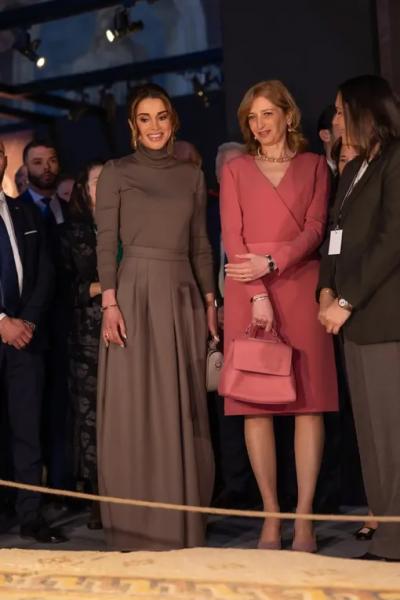 Элегантные брюки-баллоны: пример образа от королевы Рании