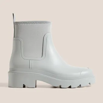 И пускает капает, капает с неба: 12 пар модных резиновых сапог