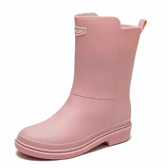 И пускает капает, капает с неба: 12 пар модных резиновых сапог