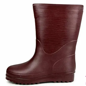 И пускает капает, капает с неба: 12 пар модных резиновых сапог