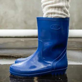 И пускает капает, капает с неба: 12 пар модных резиновых сапог