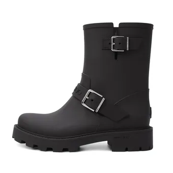 И пускает капает, капает с неба: 12 пар модных резиновых сапог