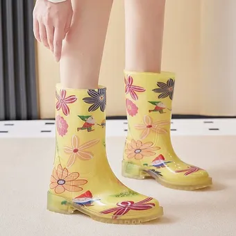 И пускает капает, капает с неба: 12 пар модных резиновых сапог