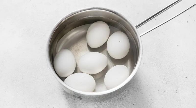 Яйца, фаршированные сыром и чесноком, пошаговый рецепт с фото на 175 ккал