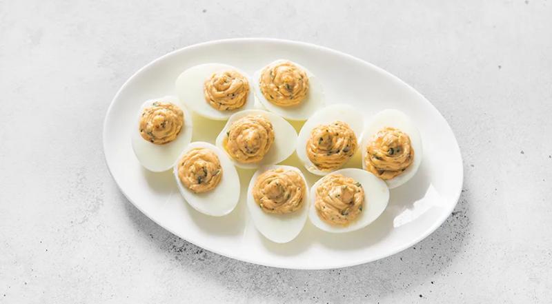 Яйца, фаршированные сыром и чесноком, пошаговый рецепт с фото на 175 ккал