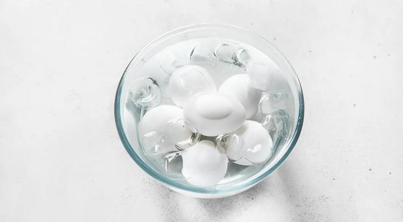 Яйца, фаршированные сыром и чесноком, пошаговый рецепт с фото на 175 ккал