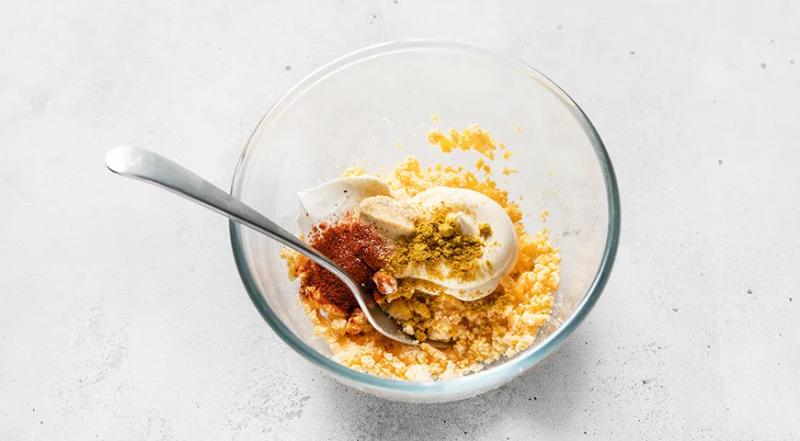 Яйца, фаршированные сыром и чесноком, пошаговый рецепт с фото на 175 ккал