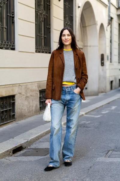 Яркая футболка под свитер: модный приём на весну от Алексы Чанг