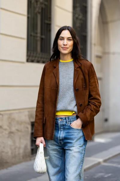 Яркая футболка под свитер: модный приём на весну от Алексы Чанг