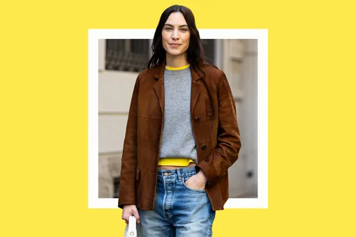 Яркая футболка под свитер: модный приём на весну от Алексы Чанг