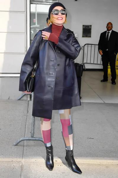 Как носить пестрые колготки: пример стиля Шэрон Стоун