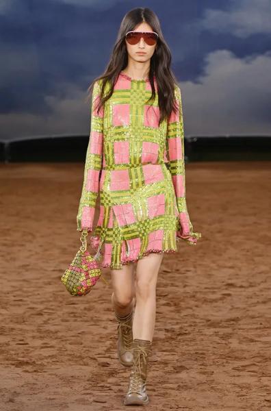 Как носить розовый и хаки - новый тренд весны-2026