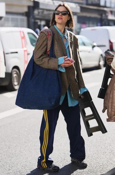 Как носить рубашку оверсайз весной 2026 года: модные образы