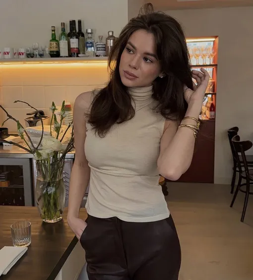 Как носить топы, юбки и рубашки в стиле Кэролин Бассетт