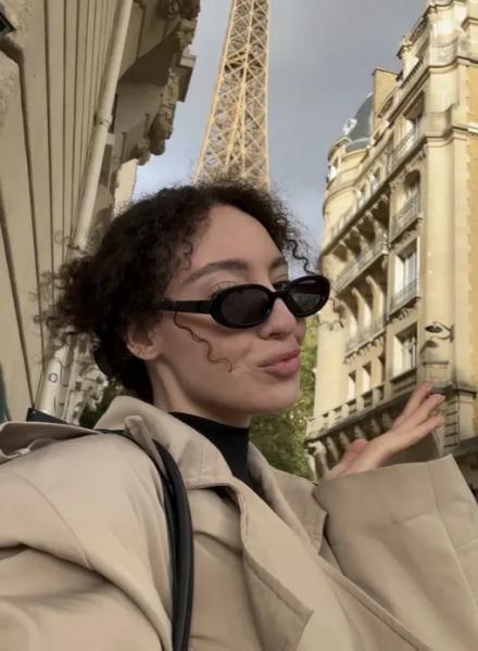 Как носить топы, юбки и рубашки в стиле Кэролин Бассетт