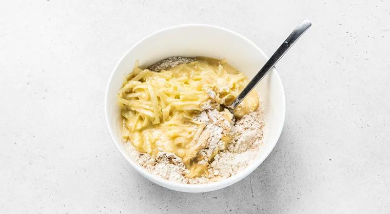 Кекс в микроволновке с яблоком, пошаговый рецепт с фото на 459 ккал