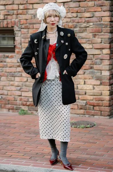 Красная обувь весной 2026: как носить и с чем сочетать