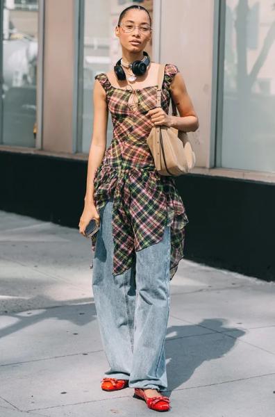 Красная обувь весной 2026: как носить и с чем сочетать