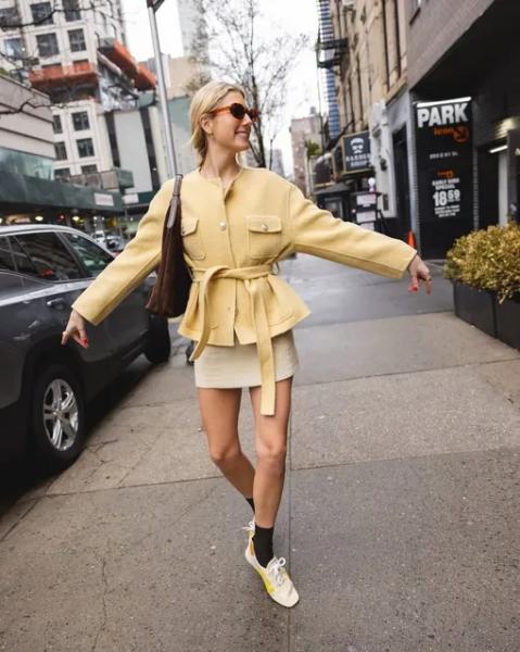 Модные кроссовки под платье: тренды 2026 года