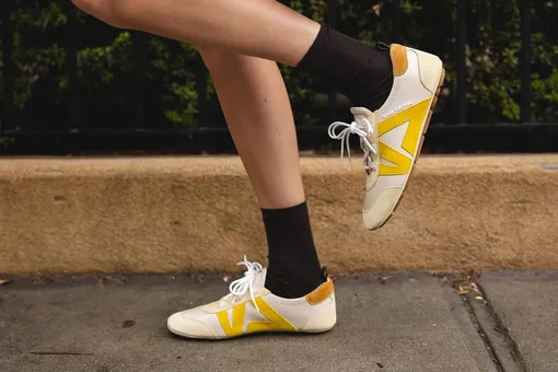 Модные кроссовки под платье: тренды 2026 года