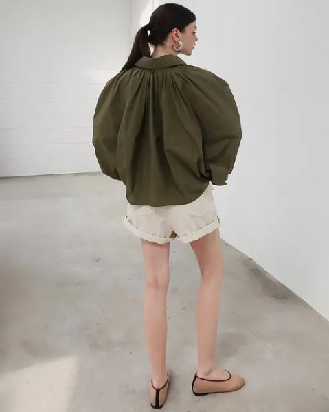 Плиссированная куртка &mdash; главная вещь весны 2026 года