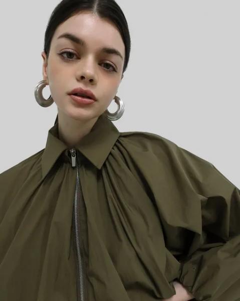 Плиссированная куртка &mdash; главная вещь весны 2026 года