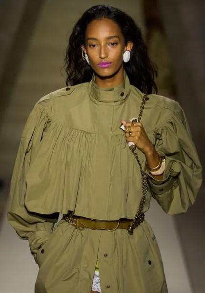 Плиссированная куртка &mdash; главная вещь весны 2026 года